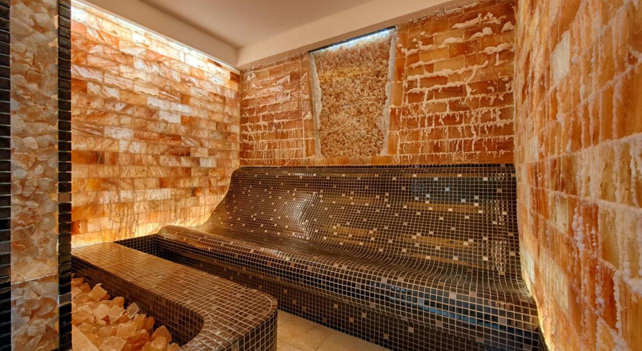 0a12bdba-60a4-4f02-85dd-b66115872045 Sauna von innen mit orangenen Steinen