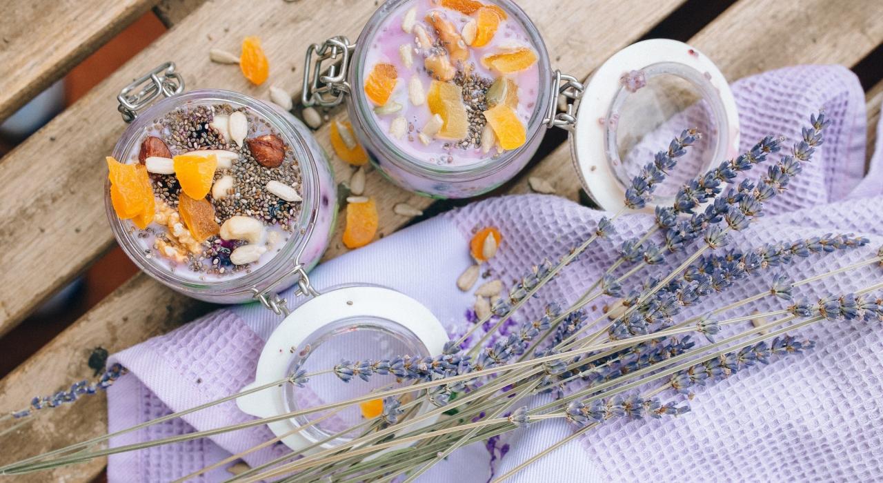 08430e15-88f9-41a1-b987-4225182a85d3 Das Bild zeigt zwei Gläser, die eine gesunde Frühstücks- oder Snack-Mahlzeit enthalten