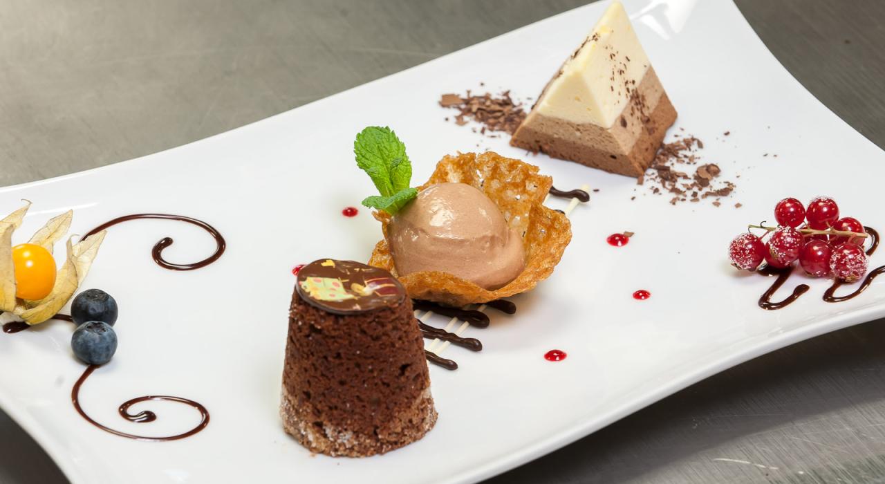 Dessertplatte mit verschiedenen Desserts und Früchte als Deko