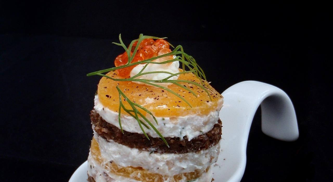 Tartar-Laxn Ein geschichtetes Gourmetgericht in einer weißen Schale