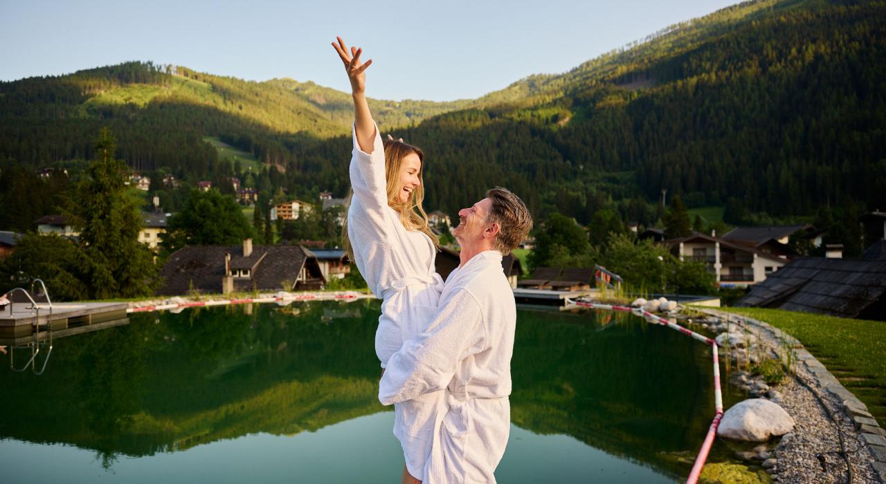 Ein Paar am Pool im 5 Sterne Hotel in Bad Kleinkirchheim 