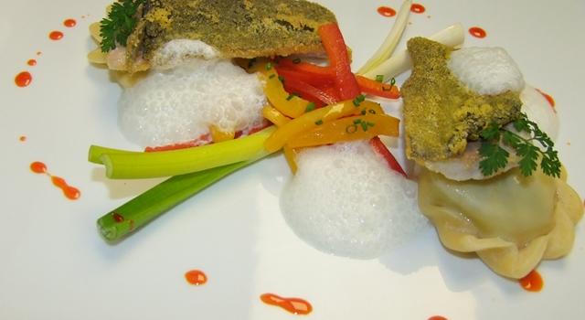 FB-Aufloesung-KTZ-Rezept Ein raffiniert angerichtetes Gericht mit Fischfilets, Schaum, Gemüse und dekorativen Soßenpunkten