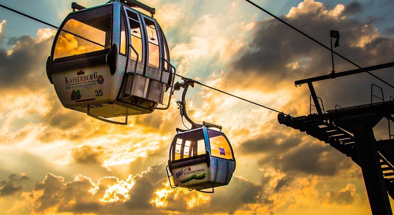 1a78946f-2cfc-45b6-9f25-d47eb46e7972 Zwei Gondeln in der Luft