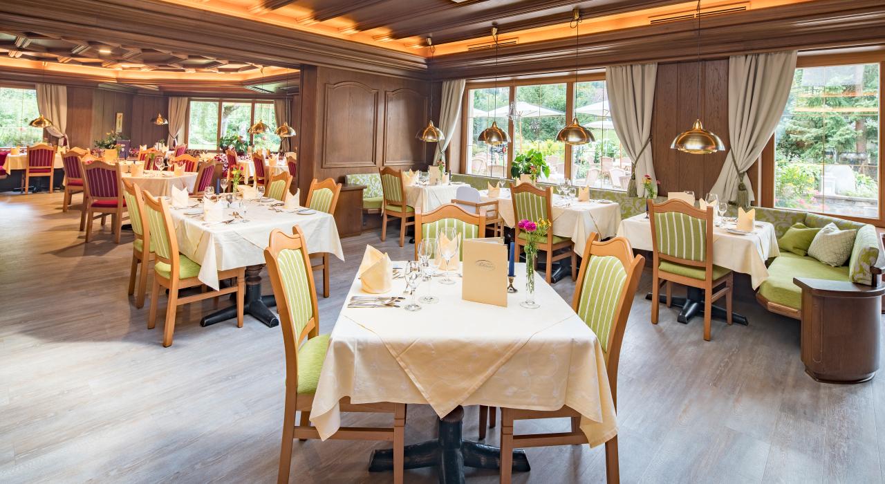 Ein Blick in den Speisesaal mit dekorierten Tischen in unserer Eventlocation in Kärnten