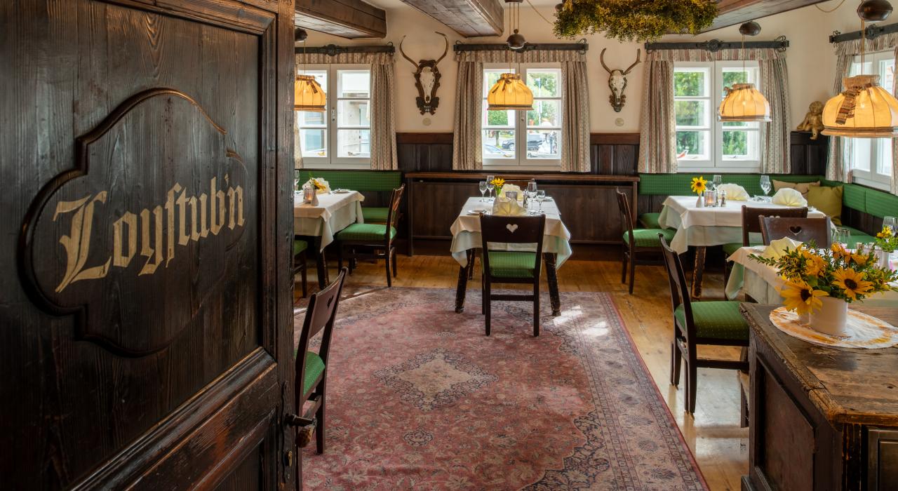 Ein Blick durch die Türen auf unser Restaurant Loystub'n, die perfekte Eventlocation in Kärnten
