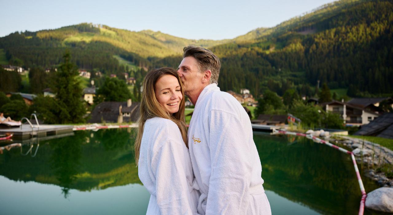 Paar im Bademantel im Wellnesshotel in Kärnten