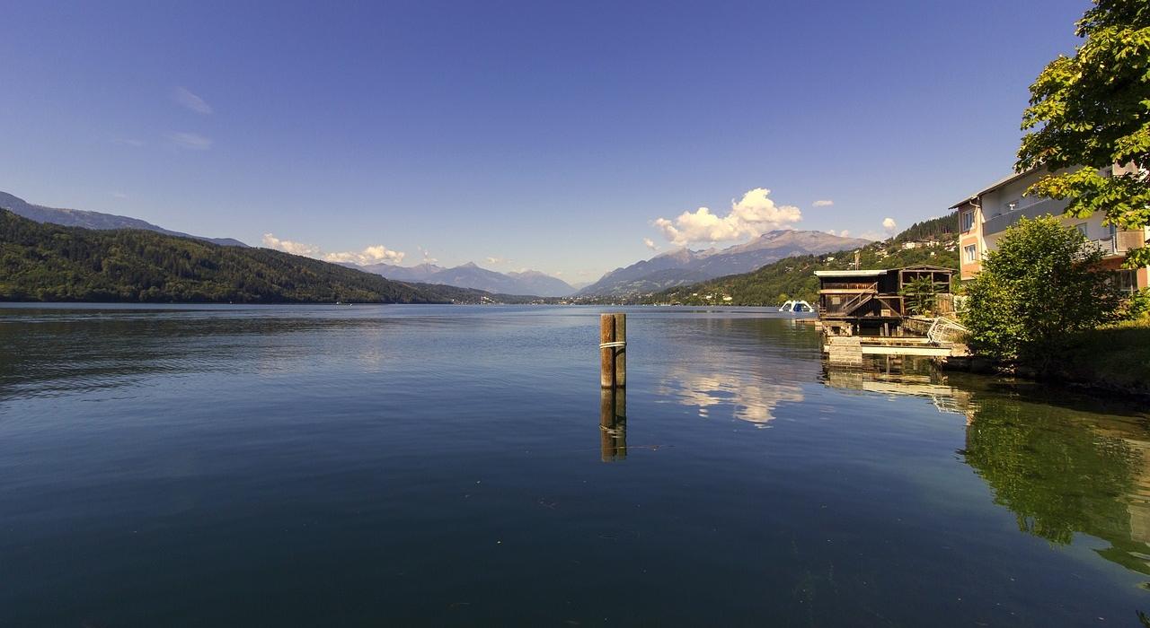 897c7a7b-cdf9-47b9-85bc-cd3e5e7c312b Das Bild zeigt eine ruhige See- oder Flusslandschaft bei klarem Wetter