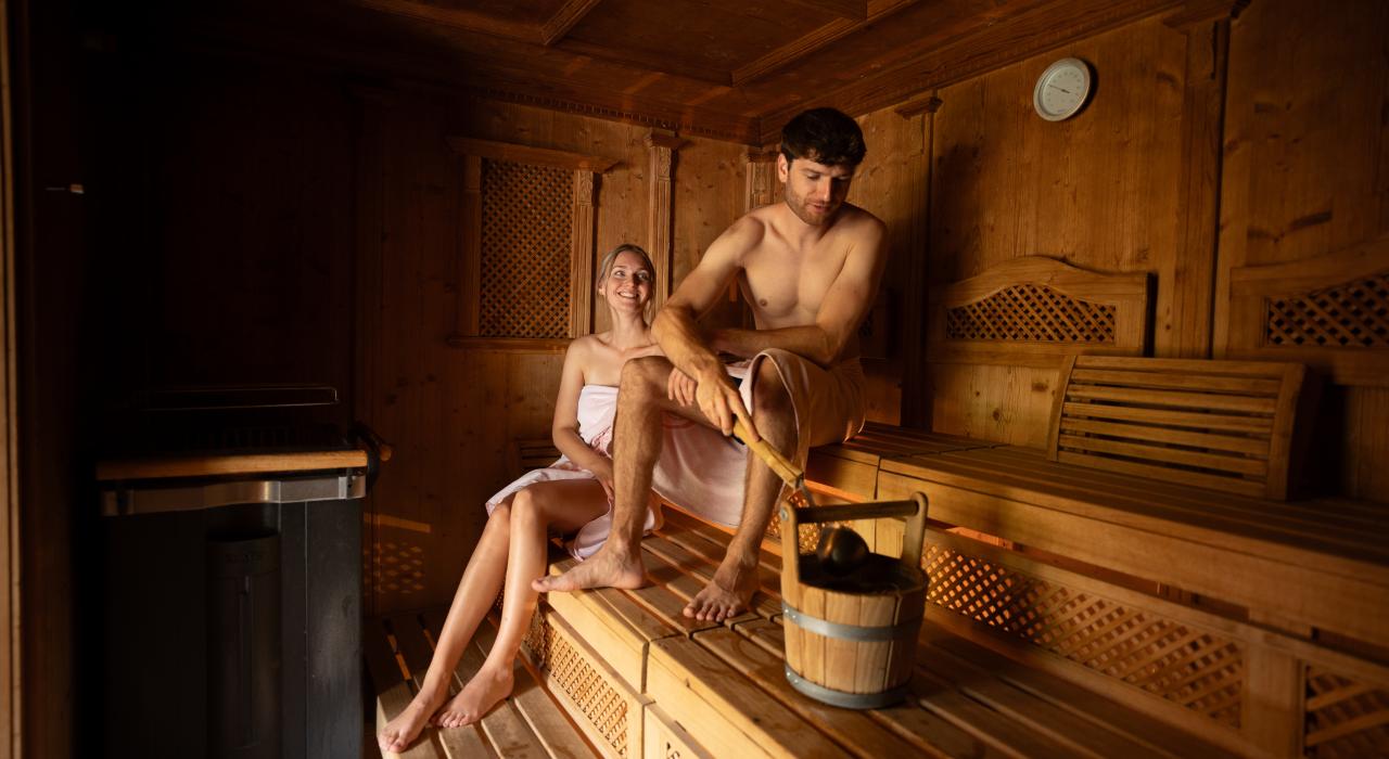 Pulverer_23_CJB-101 Ein Paar in der Sauna des Thermenhotels in Kärnten