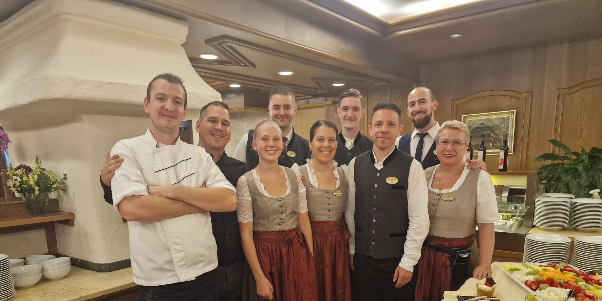 20230813_183008 Ein Team von Restaurantmitarbeitern posiert für ein Gruppenfoto