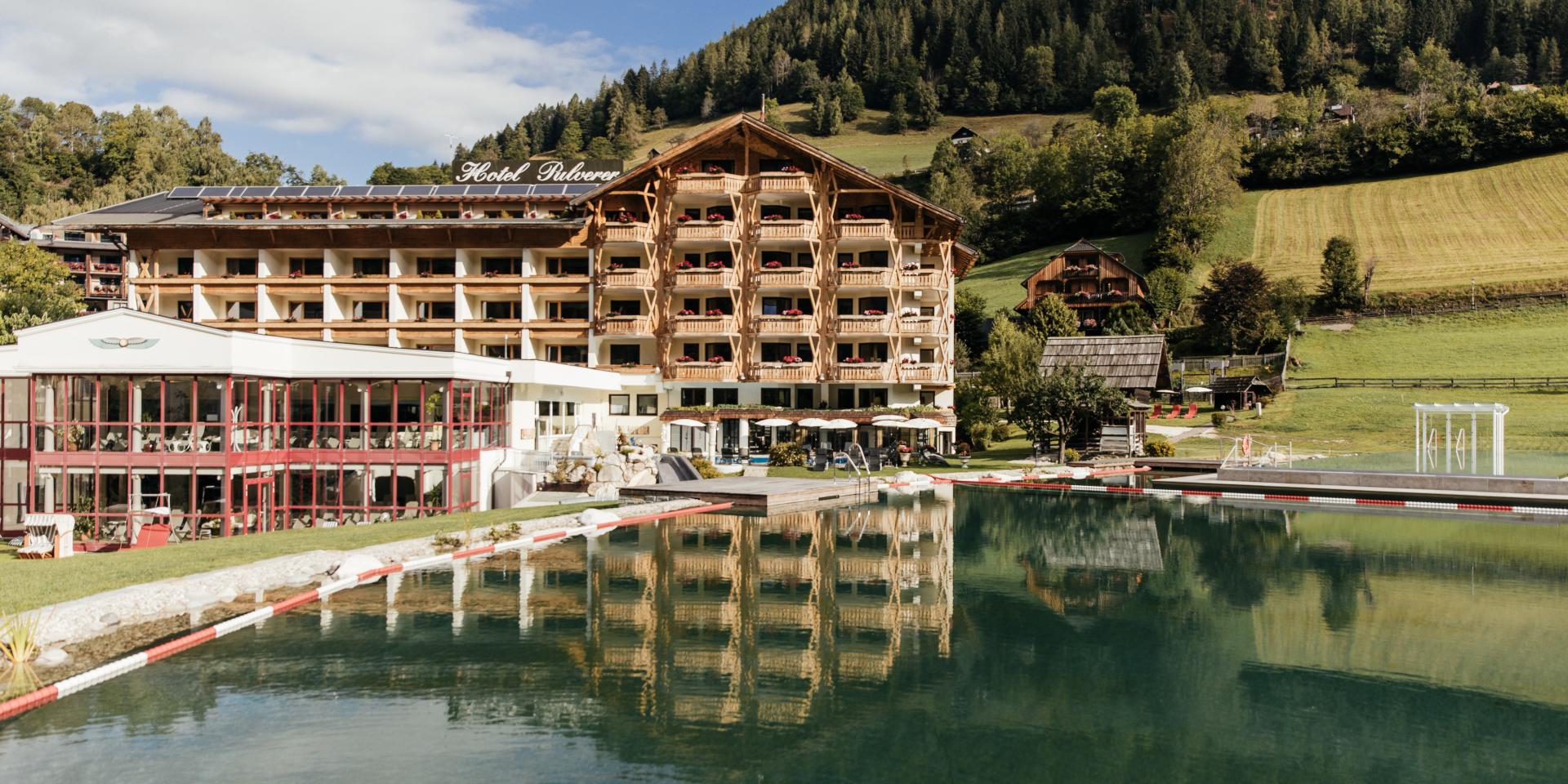 088A6346 Thermenwelt Hotel Pulverer in alpiner Umgebung, mit großen Schwimmbecken im Vordergrund