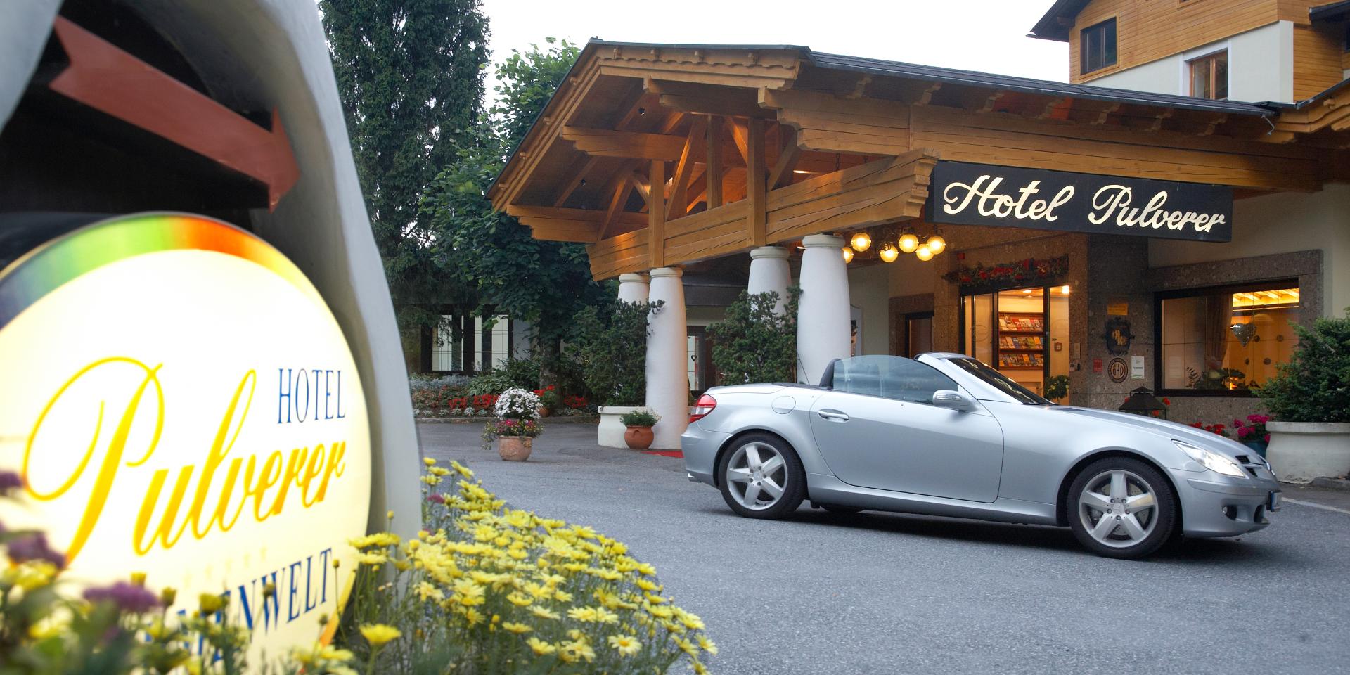 15_Hoteleinfahrt_156 Ein geparktes Auto vor Thermenwelt Hotel Pulverer, dem 5-Sterne-Hotel in Bad Kleinkirchheim