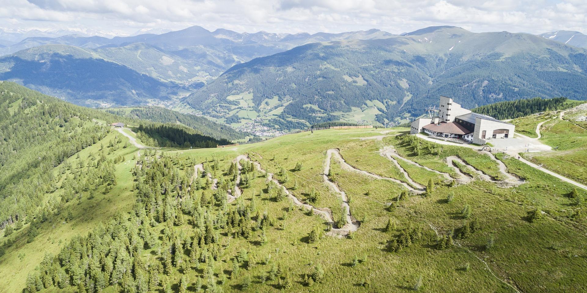 Radfahren_nock_bike_Flow Country Trail_Bad Kleinkirchheim_Sommer © Gert Perauer_Bad Kleinkirchheimer Bergbahnen Vogelperspektive auf ein Berglandschaft im Grünen