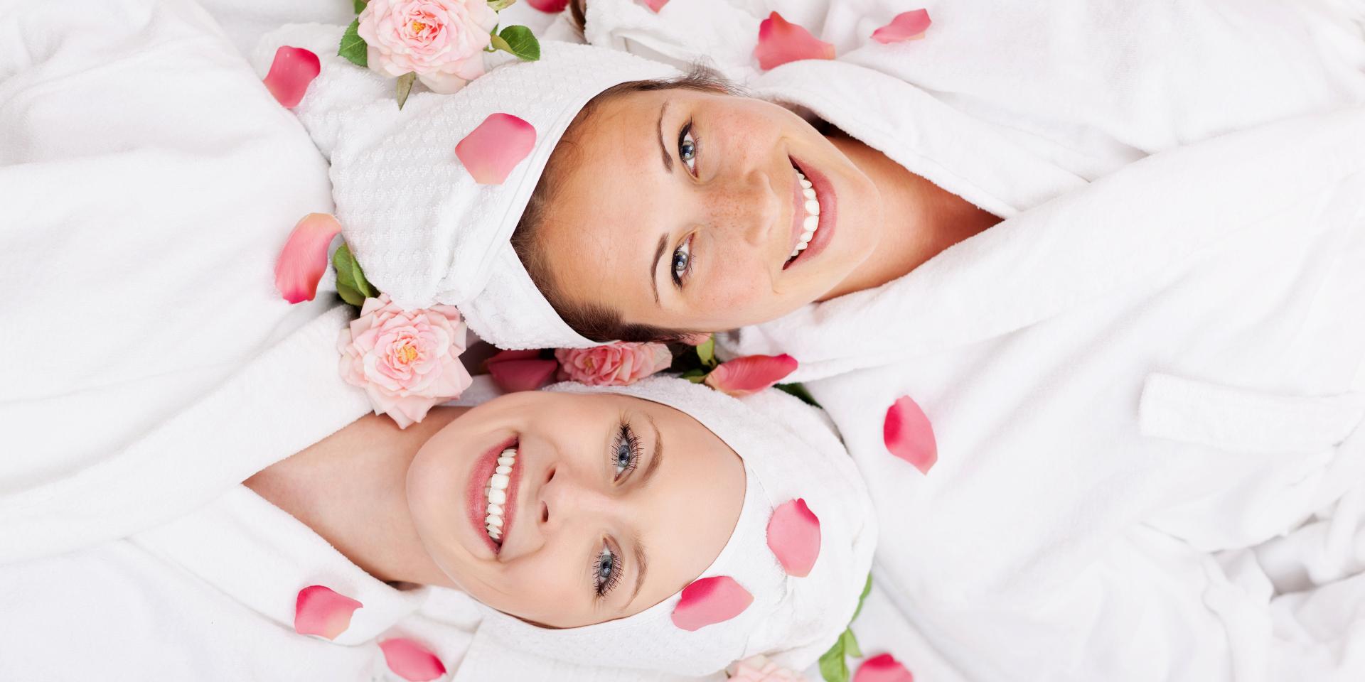 00_wellnessdamen_ST_149783456 Zwei Frauen mit Handtüchern auf dem Kopf lehnen nebeneinander in unserem Wellnesshotel in Kärnten