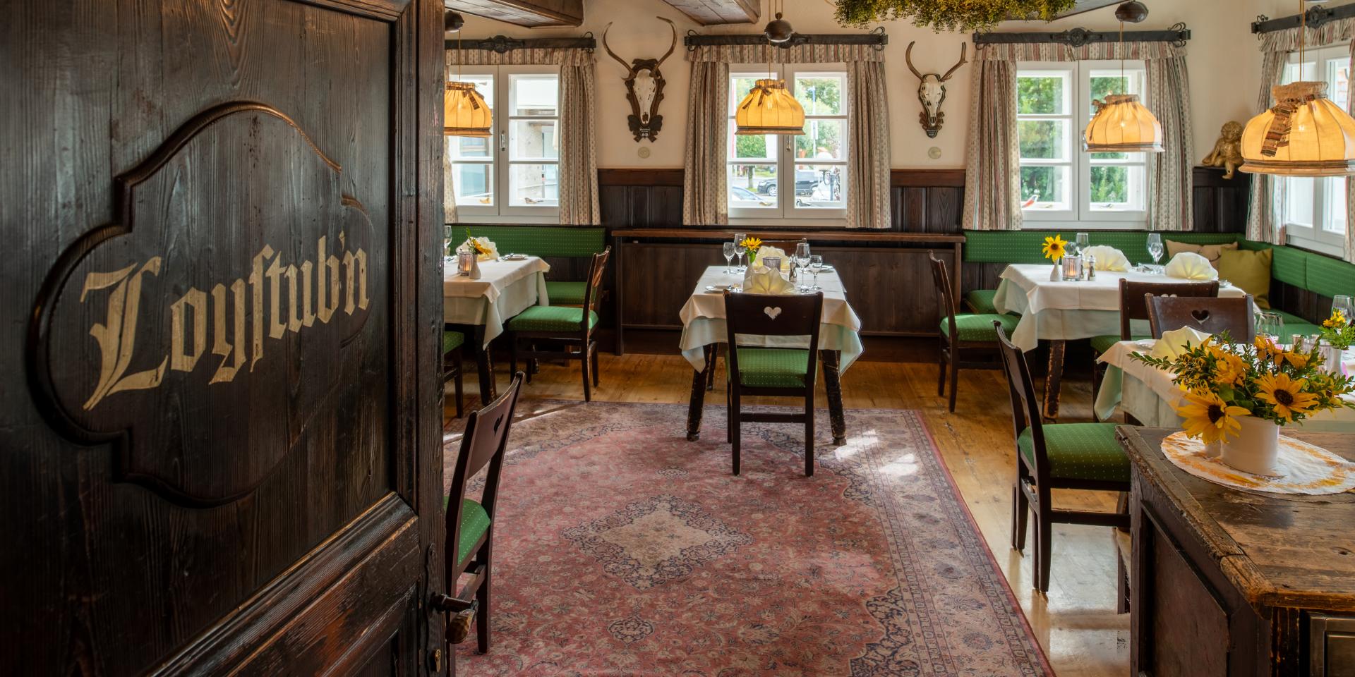 MW8_2858-HDR Ein Blick durch die Türen auf unser Restaurant Loystub'n, die perfekte Eventlocation in Kärnten