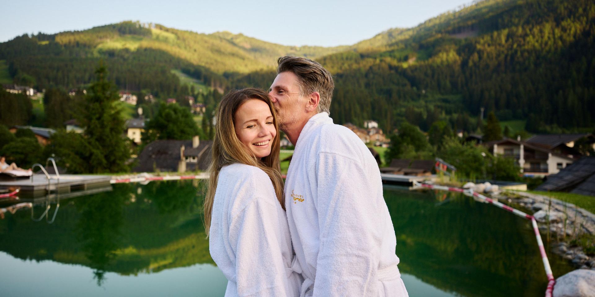 Entspannung im Wellnesshotel in Kärnten Paar im Bademantel im Wellnesshotel in Kärnten