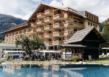 Die nahe Außenansicht des Thermenwelt Hotels Pulverer, des 5-Sterne-Hotels in Bad Kleinkirchheim