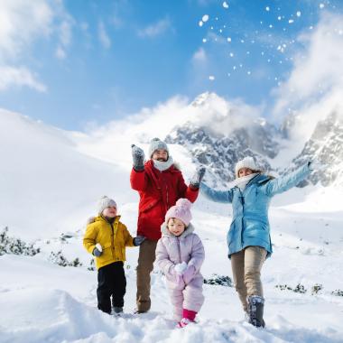 Familie im Schnee