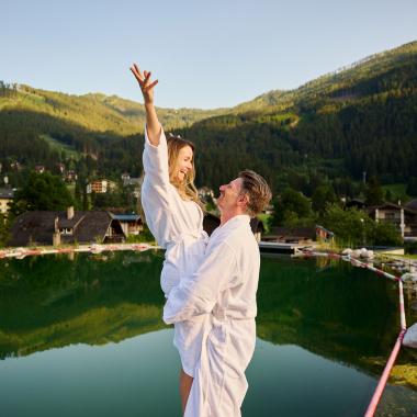 Ein Paar am Pool im 5 Sterne Hotel in Bad Kleinkirchheim 