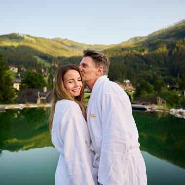 Paar im Bademantel im Wellnesshotel in Kärnten