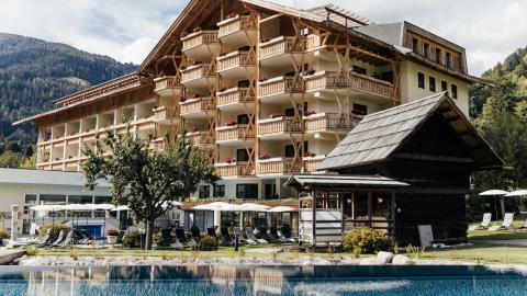 Die nahe Außenansicht des Thermenwelt Hotels Pulverer, des 5-Sterne-Hotels in Bad Kleinkirchheim