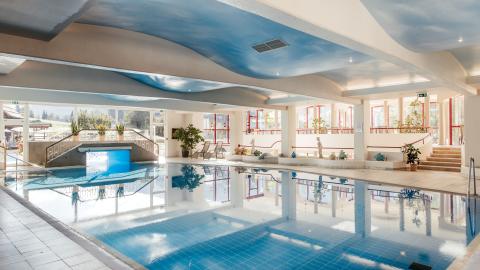 Großes Schwimmbad im Innenbereich vom Hotel Pulverer