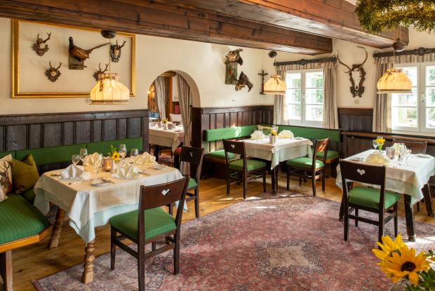 Inneneinrichtung eines Restaurants in einer rustikalen Einrichtung