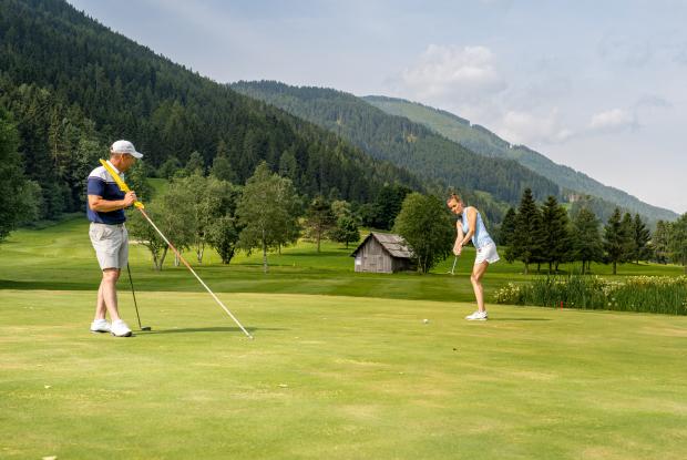 Golf_Bad Kleinkirchheim_Sommer © Mathias Prägant_MBN Tourismus(85) Zwei Spieler spielen Golf bei schönem Wetter