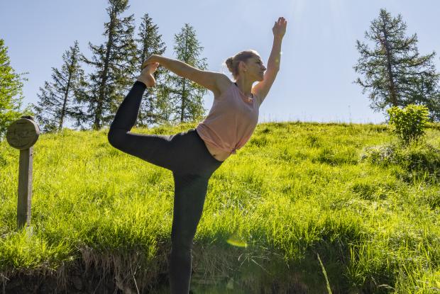 Mountain Yoga Trail_Bad Kleinkirchheim_Sommer ©Franz Gerdl_MBN Tourismus (3) Frau steht auf einer Plattform in der Natur und macht eine Yoga Position