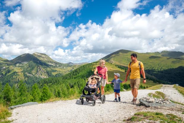 Wandern_barrierefreies Bergerlebnis_Familie_Bergpromenade Brunnach_Bad Kleinkirchheim_Sommer © Michael Stabentheiner_MBN Tourismus (11) (1)