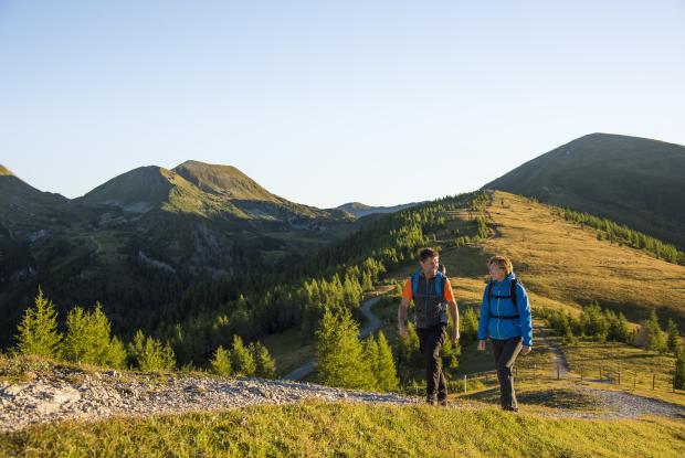 Ein Mann und eine Frau wandern während ihres Sommerurlaubs in Kärnten