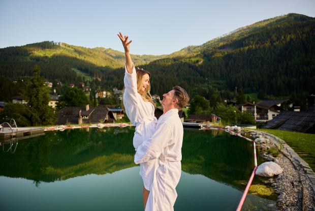 Ein Paar am Pool im 5 Sterne Hotel in Bad Kleinkirchheim 