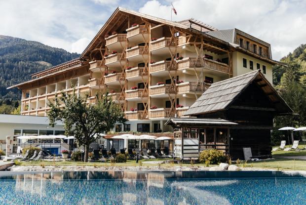 Die nahe Außenansicht des Thermenwelt Hotels Pulverer, des 5-Sterne-Hotels in Bad Kleinkirchheim