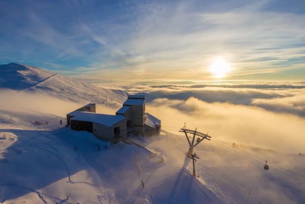 bad_kleinkirchheim_skigenuss-original_(f)_Gert-Steinthaler_(c)_Kaernten-Werbung Ein Foto vom Gipfel der Berge auf der Skistation und der Himmel bedeckt mit Wolken und Sonnenschein, perfekt für einen Winterurlaub in Kärnten