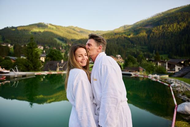 Paar im Bademantel im Wellnesshotel in Kärnten