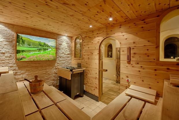 Der Innenbereich der Sauna des 5 Sterne Hotels in Bad Kleinkirchheim