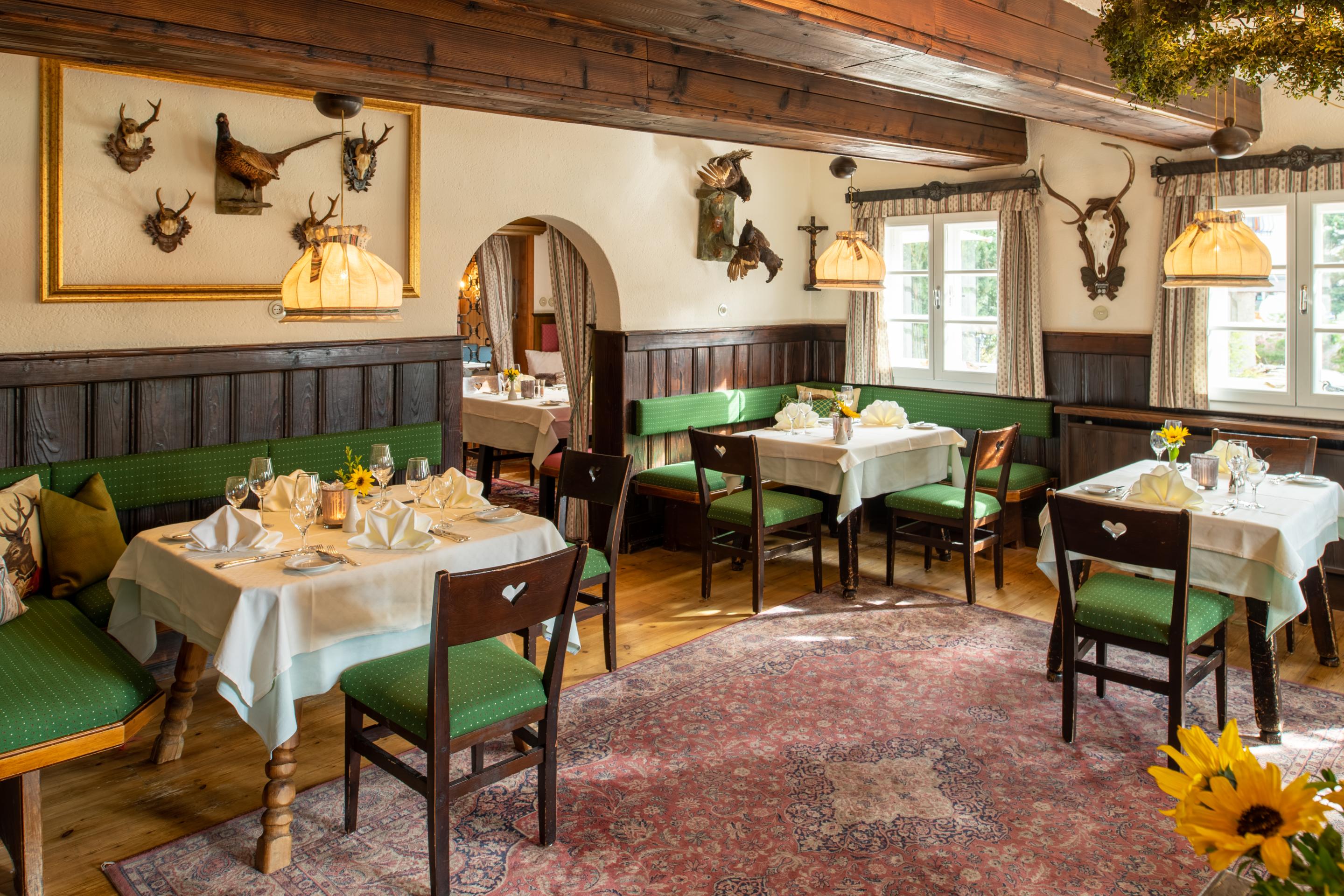 Inneneinrichtung eines Restaurants in einer rustikalen Einrichtung