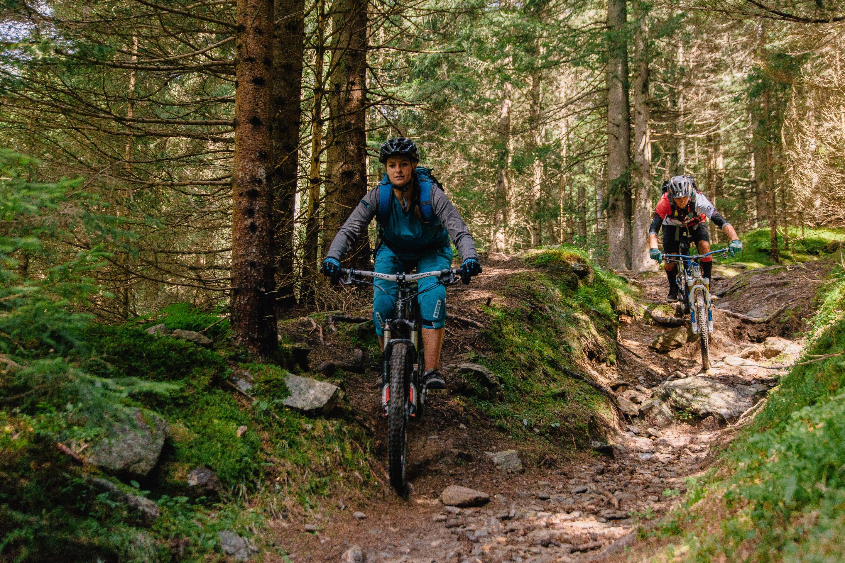 Radfahren_nock_bike_Bike Trail_Bad Kleinkirchheim_Sommer © Mathias Prägant_MBN Tourismus Frau und Mann fahren einen Trail im Wald auf einem Fahrrad
