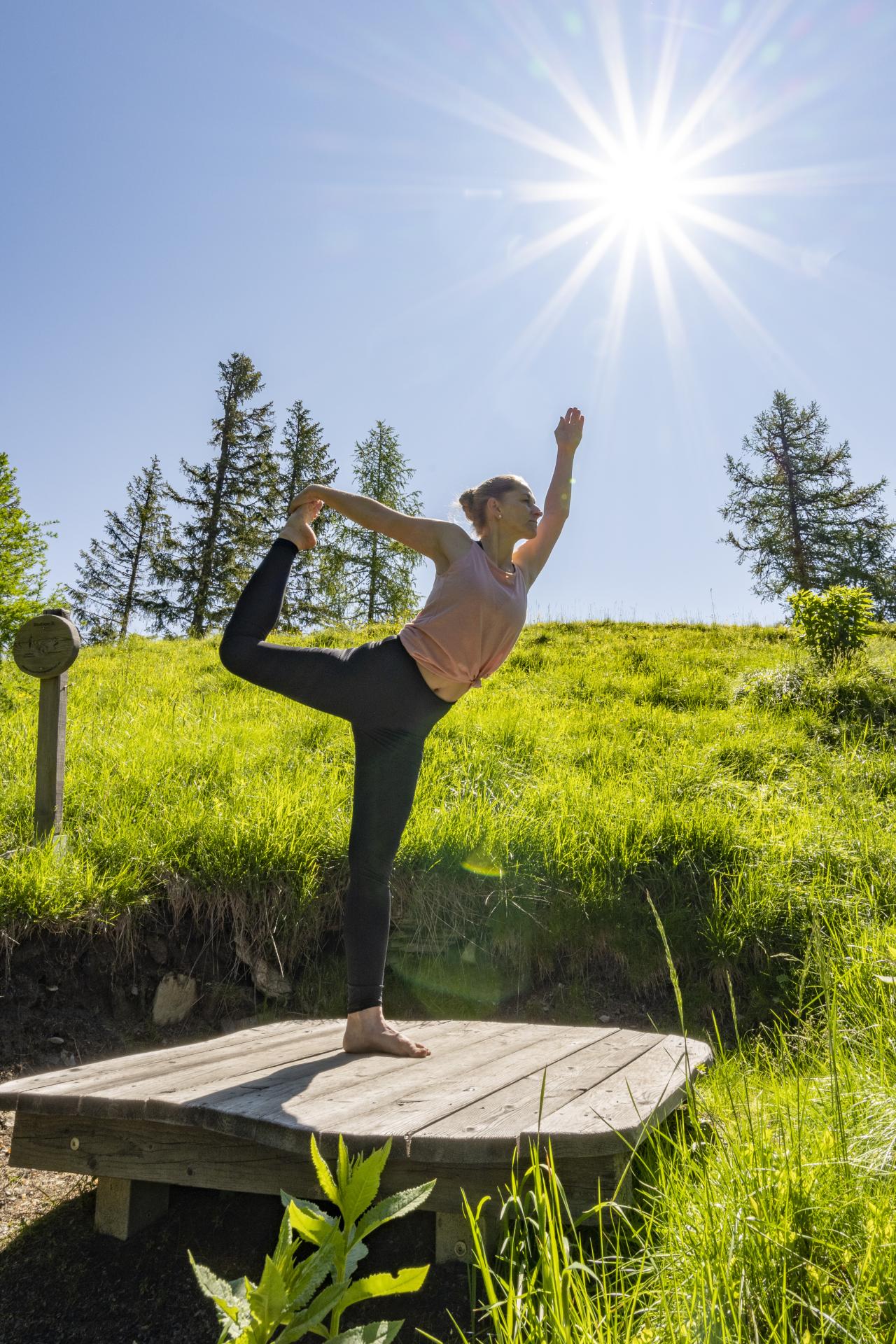 Mountain Yoga Trail_Bad Kleinkirchheim_Sommer ©Franz Gerdl_MBN Tourismus (3) Frau steht auf einer Plattform in der Natur und macht eine Yoga Position