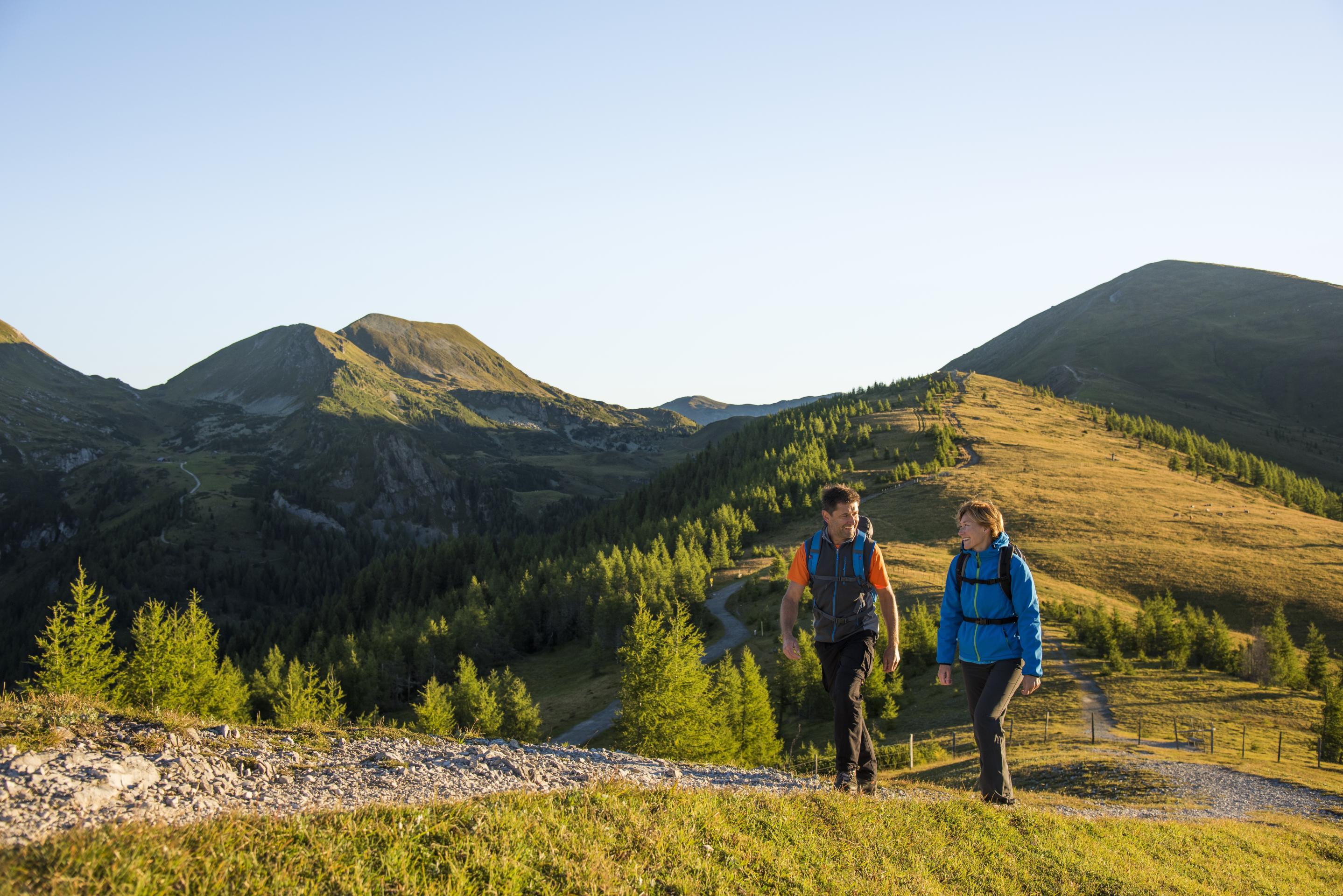 Ein Mann und eine Frau wandern während ihres Sommerurlaubs in Kärnten
