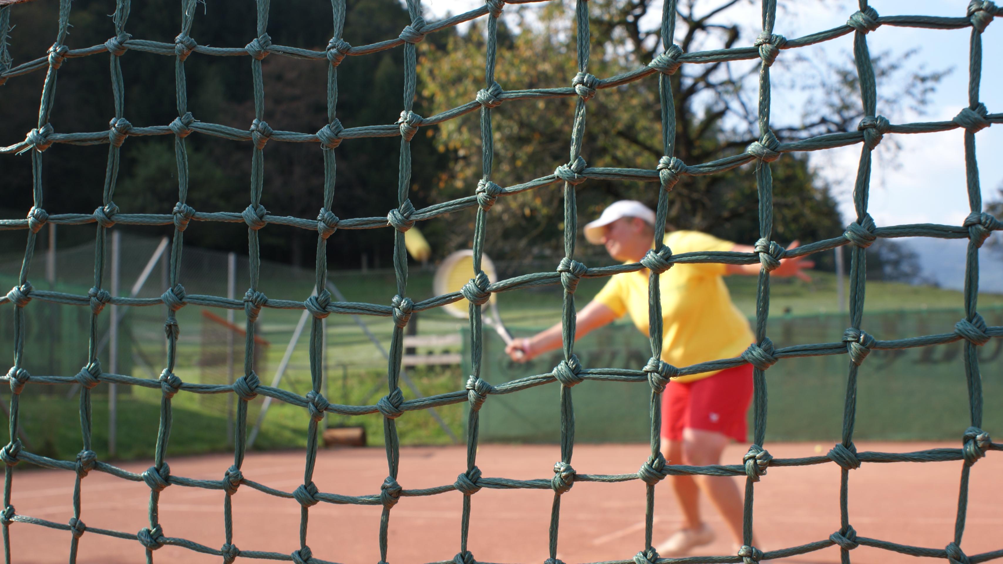DSC02351 Nahaufnahme eines Tennisspielers mit Fokus auf das grüne Netz
